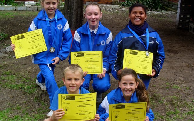 Spelling Tweet wenners, met voor vlnr Stefan Stieger en Carla Oosthuizen. Agter vlnr is Lara Strydom, Maya Joubert en Jay-Andra Pieters